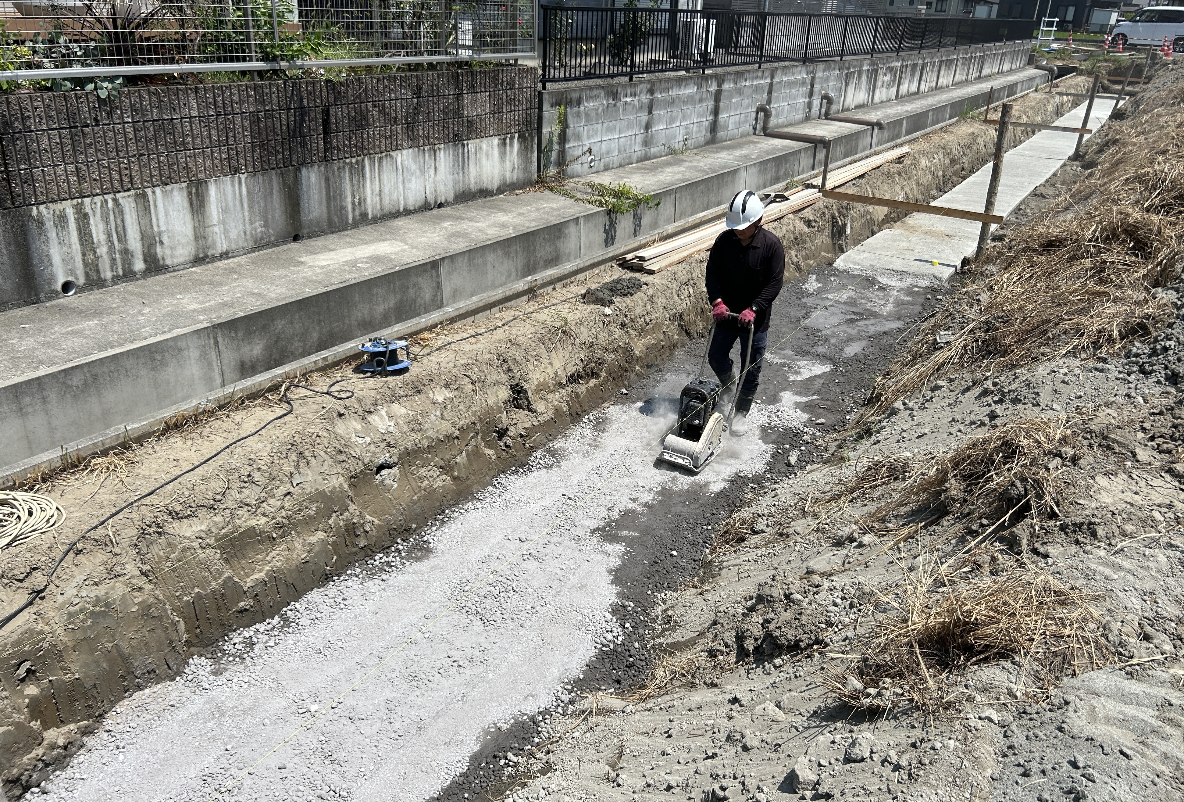 基礎砕石敷均・転圧