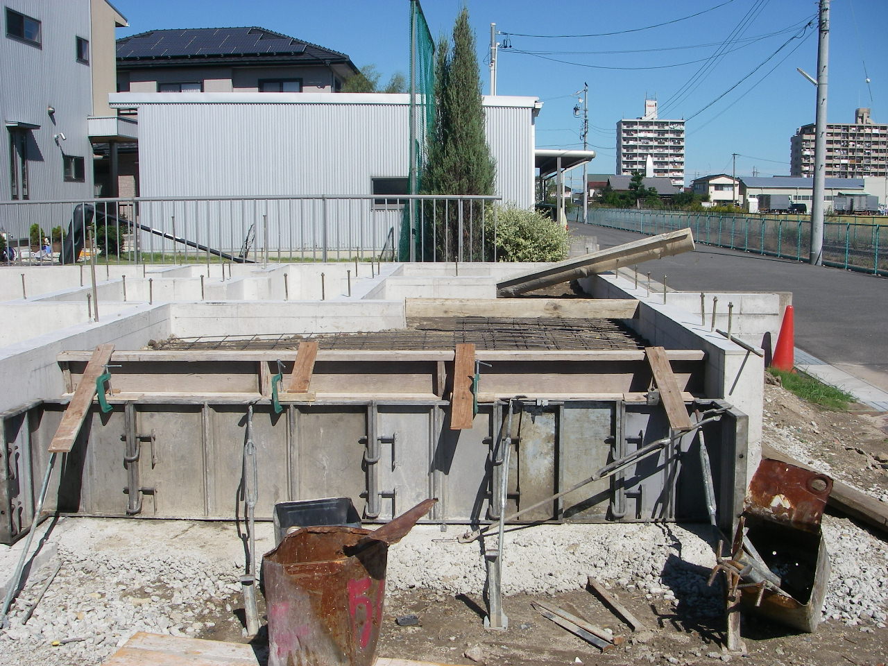 玄関周り階段・雑ｺﾝ型枠組立